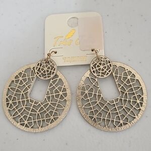 *NWOT* TRES JOLIE Gold Tone Super Lightweight Geometric Patterned Earrings